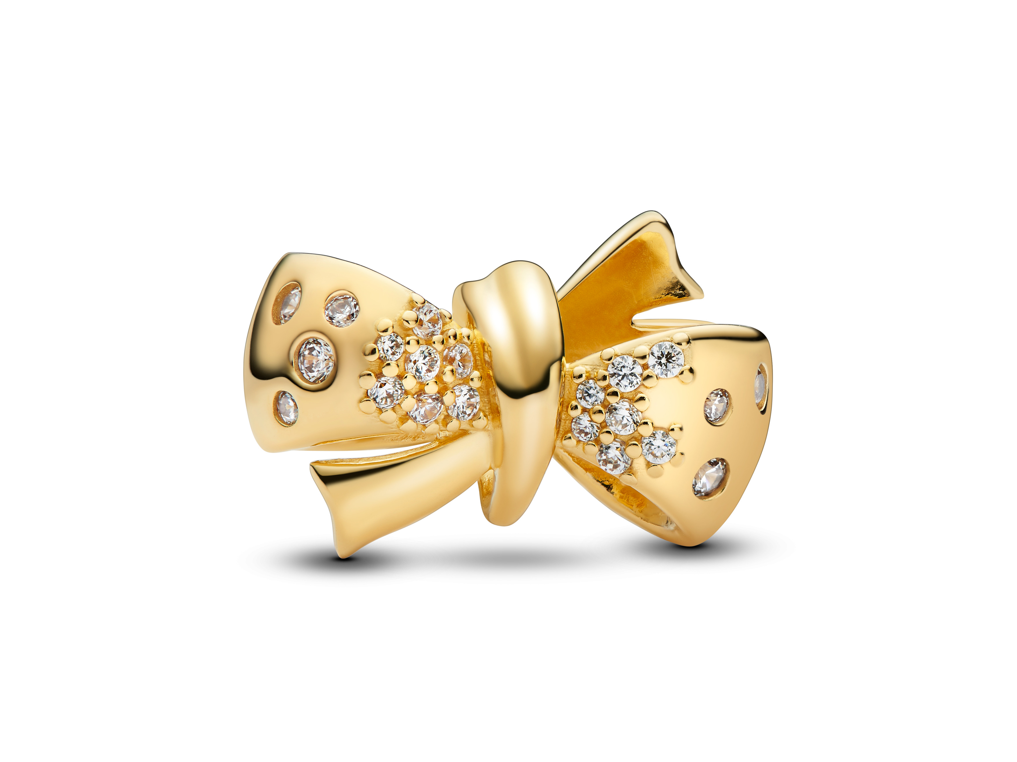 Charm von Pandora in Form einer Schleife aus vergoldetem Metall, geschmückt mit klaren Zirkonia-Steinen, elegant und funkelnd, ideal für modische Akzente.