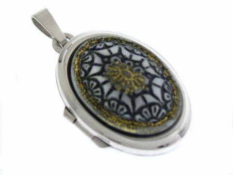 Königlich Medaillon mit Cabochon aus Sterling Silber, verziert mit einem filigranen Muster in Schwarz und Gold, glänzende Oberfläche, ideal als Schmuckstück oder Geschenk.
