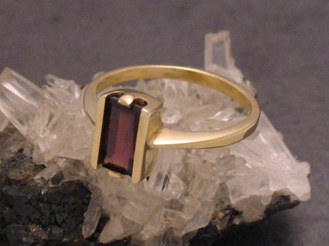 Goldring puristisch Gold 333 mit Granat in Größe 54 vom Hersteller Juwelier Harnisch, elegant und zeitlos in der Gestaltung. Ideal für besondere Anlässe oder als schönes Accessoire.