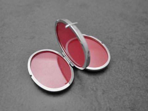 39554-1 Sterling Silber Medaillon mit Blumenmuster von Juwelier Harnisch, geöffnet und zeigt ein rotes Innenfutter, elegant und zeitlos, ideal als Schmuckstück oder Geschenk.