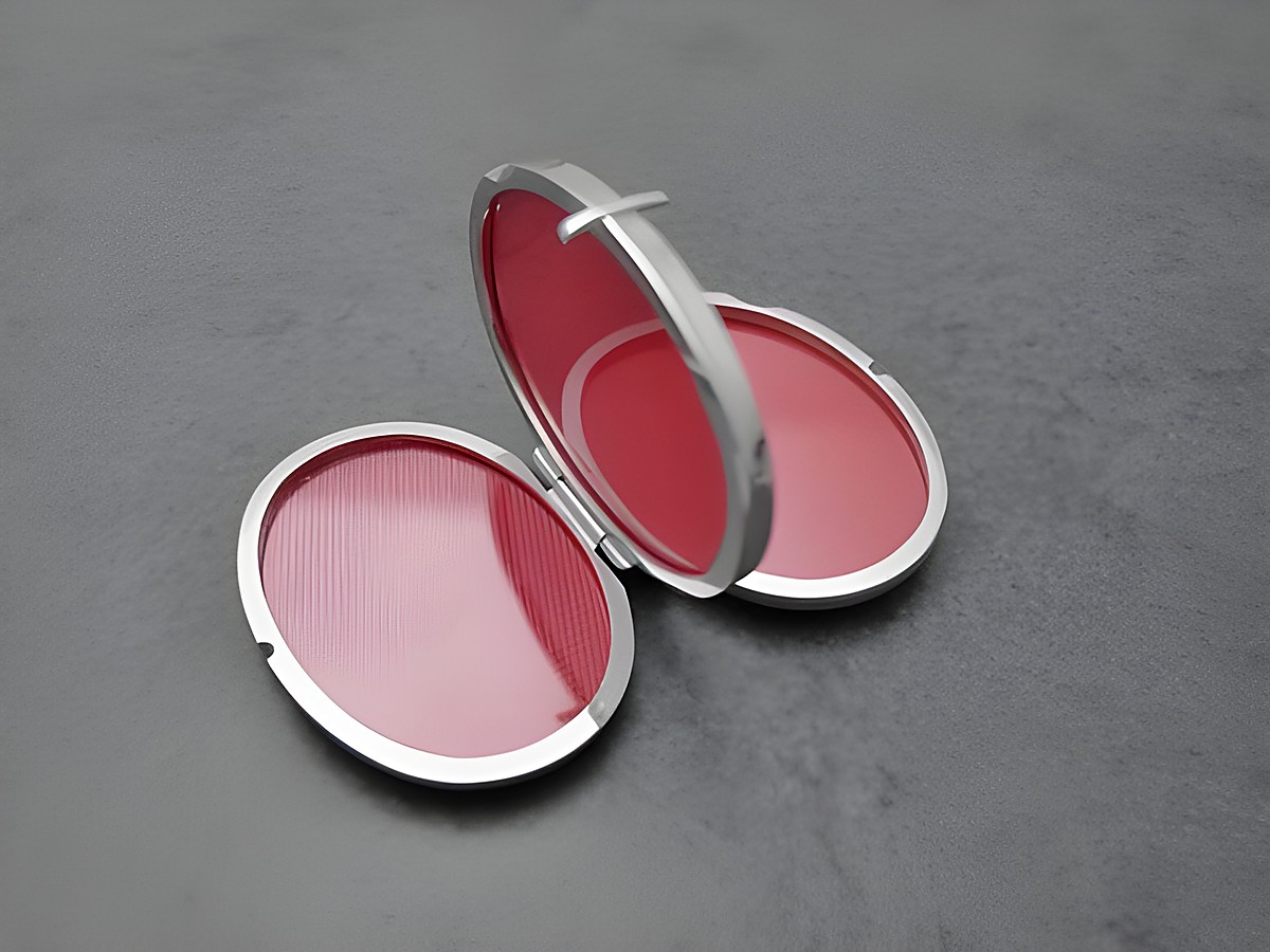 Sterling Silber Medaillon mit Blumenmuster von Juwelier Harnisch, geöffnet und zeigt ein rotes Innenfutter, elegant und zeitlos, ideal als Schmuckstück oder Geschenk. – Ansicht 2