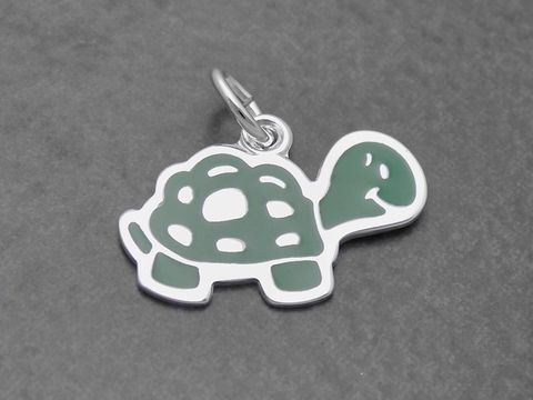 Schildkröte grün - Sterling Silber Anhänger - Lack Grün, geeignet für Kinder, von Juwelier Harnisch, niedliches Design mit runden Stellen und fröhlichem Gesicht.
