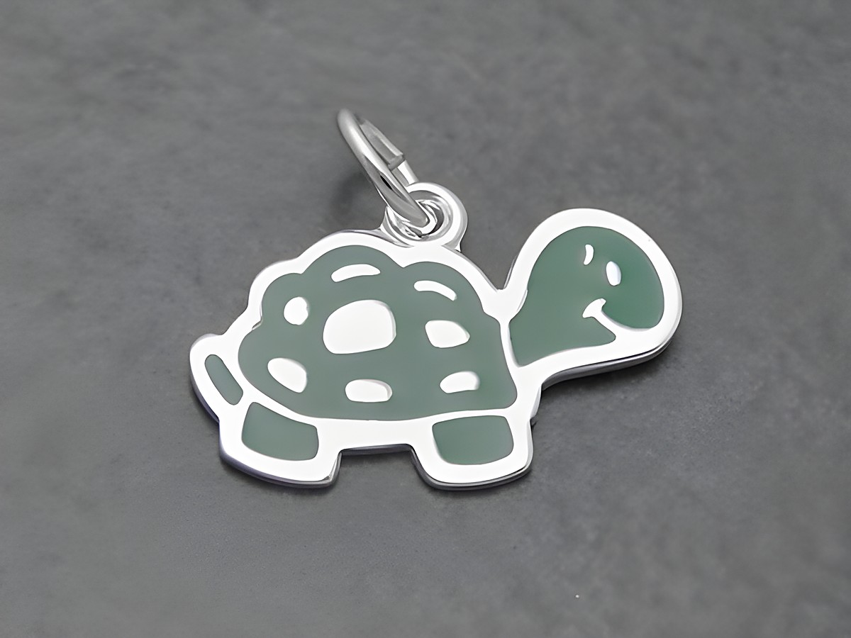 Schildkröte grün - Sterling Silber Anhänger - Lack Grün, geeignet für Kinder, von Juwelier Harnisch, niedliches Design mit runden Stellen und fröhlichem Gesicht.