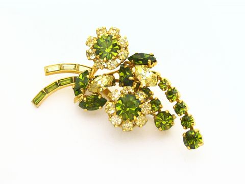 Schöne grüne Brosche im Sexy City Look mit floralen Motiven, verziert mit Strasssteinen, Herstellungsdetails von Juwelier Harnisch, ein einzigartiges Einzelstück.