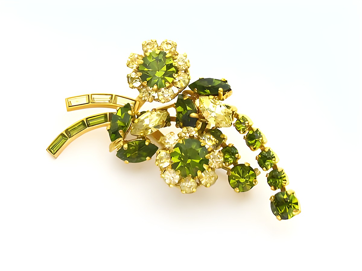 Schöne grüne Brosche im Sexy City Look mit floralen Motiven, verziert mit Strasssteinen, Herstellungsdetails von Juwelier Harnisch, ein einzigartiges Einzelstück.