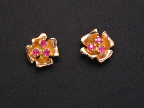 Ohrringe mit Rubin in Blumenform aus Gold, funkelnde rubinrote Steine, Hersteller Juwelier Harnisch, edles design, ideal für festliche Anlässe oder als Geschenk.