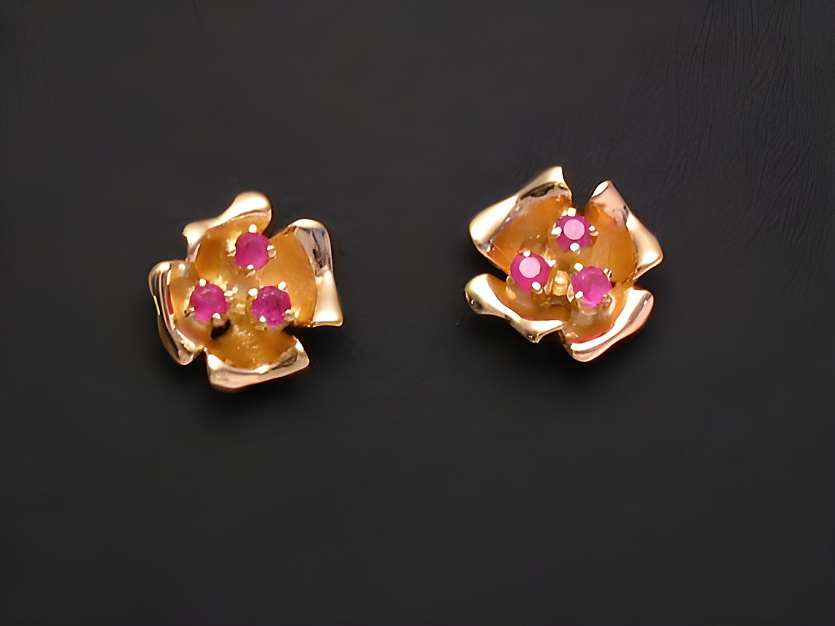Ohrringe mit Rubin in Blumenform aus Gold, funkelnde rubinrote Steine, Hersteller Juwelier Harnisch, edles design, ideal für festliche Anlässe oder als Geschenk.