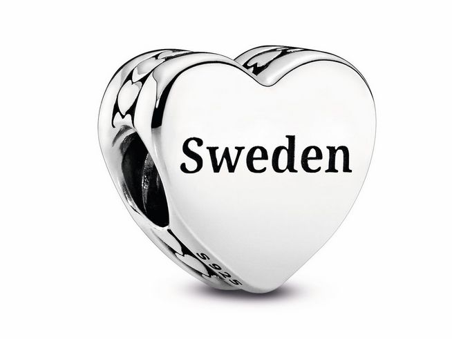 Pandora Herz aus Sterling Silber mit dem Schriftzug Sweden, Design in Herzform, geeignet für Armbänder, gefertigt vom Hersteller Pandora.