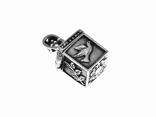 Ein silbernes Medaillon in Form einer Truhe, verziert mit einer Friedenstaube und einem Olivenzweig, hergestellt aus Sterling Silber von Juwelier Harnisch in Sonderformen.