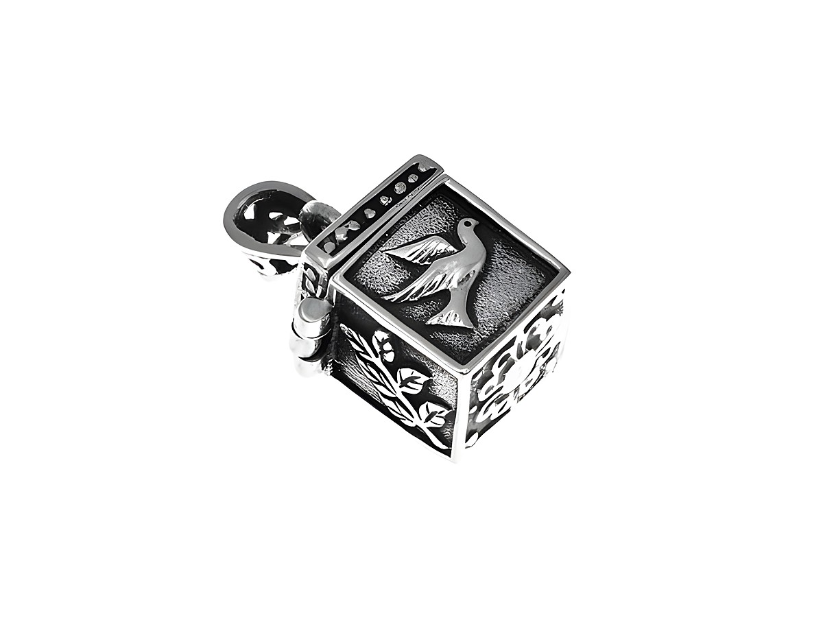 Ein silbernes Medaillon in Form einer Truhe, verziert mit einer Friedenstaube und einem Olivenzweig, hergestellt aus Sterling Silber von Juwelier Harnisch in Sonderformen.