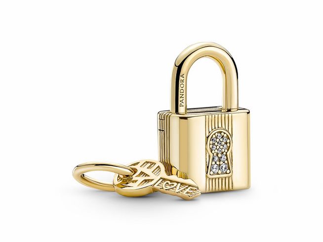 Ein goldenes Pandora Vorhängeschloss mit Zirkonia und einem dazugehörigen Schlüssel Charm. Das Schloss zeigt ein Schlüsselloch-Design und die Aufschrift Pandora.