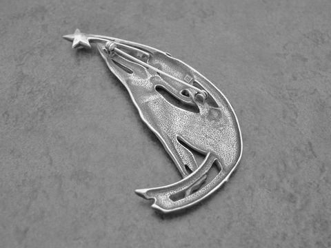 Silber Brosche einer Frau in einem Kleid, die nach Sternen greift, im fantasievollen teilmatierten Design, hergestellt von Juwelier Harnisch, ideal für stilvolle Akzente.