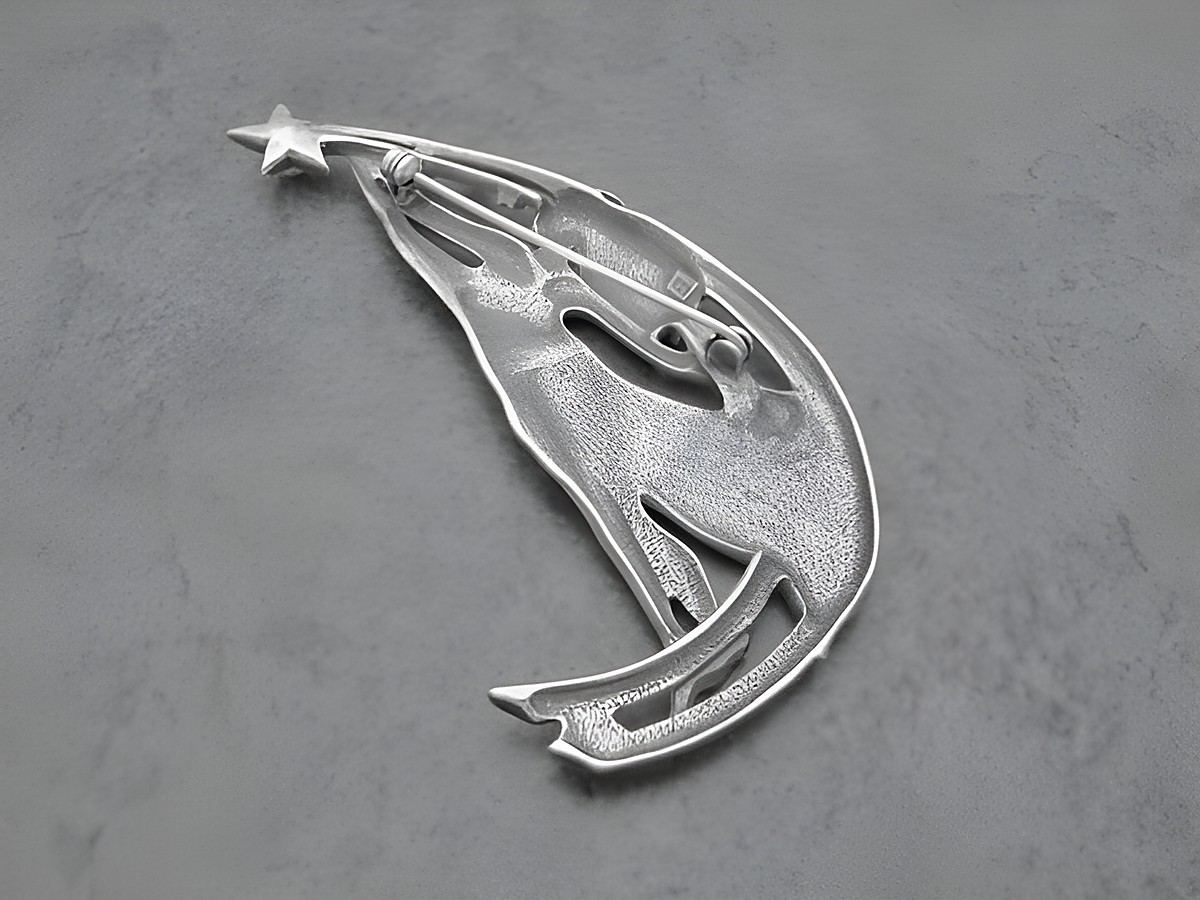 Silber Brosche einer Frau in einem Kleid, die nach Sternen greift, im fantasievollen teilmatierten Design, hergestellt von Juwelier Harnisch, ideal für stilvolle Akzente. – Ansicht 2