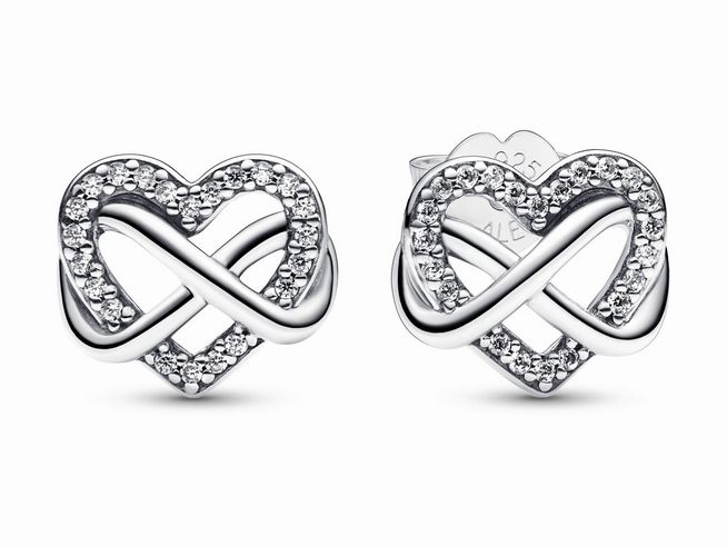 Funkelnde Unendlichkeitshörnchen in Herzform aus Sterling Silber von Pandora mit zarten Ziersteinen, die Eleganz und zeitlosen Stil ausstrahlen. Ideal für jeden Anlass.