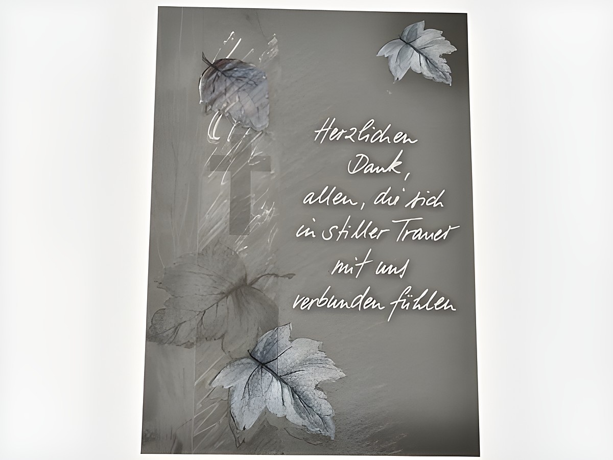 Dankeskarte mit einem grauen Hintergrund, darauf sind Blätter und Laub in sanften Farben sowie ein Kreuz abgebildet. Der Text drückt Dankbarkeit und Verbundenheit in Trauer aus.