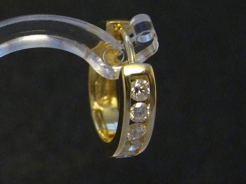 Creole aus Gold mit Diamanten, Hersteller: Juwelier Harnisch, auffälliges Design, bis 15 mm groß, elegant und zeitlos, ideal als Schmuckstück für besondere Anlässe.