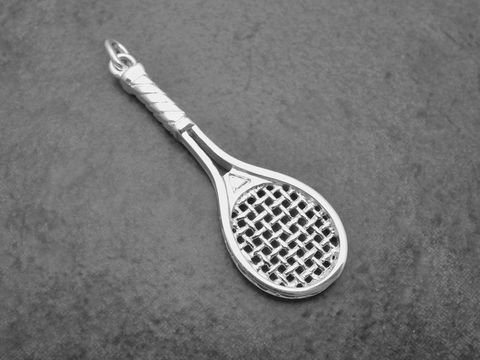 Tennisschläger Anhänger aus sterling Silber in 3D Optik, hochwertig gefertigt vom Juwelier Harnisch, ideal für Sportliebhaber und als besonderes Schmuckstück.