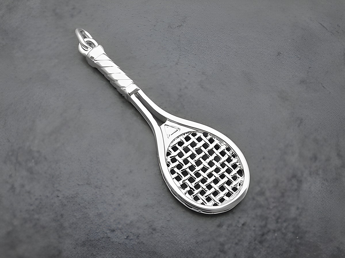Tennisschläger Anhänger aus sterling Silber in 3D Optik, hochwertig gefertigt vom Juwelier Harnisch, ideal für Sportliebhaber und als besonderes Schmuckstück.