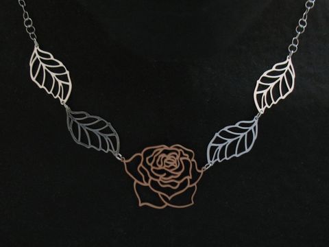 Kette aus Sterling Silber mit rosevergoldeter Rose als Mittelteil und filigranen Blättern, 45 cm lang, vom Hersteller Juwelier Harnisch, elegantes Schmuckstück für besondere Anlässe.