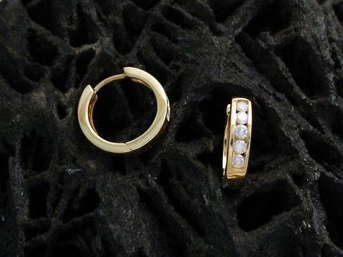 Creolen aus Gold 585 mit einem Durchmesser von 1,3 cm, elegant und graziös, verziert mit Diamanten, Hersteller Juwelier Harnisch, Höhe bis 15 mm.