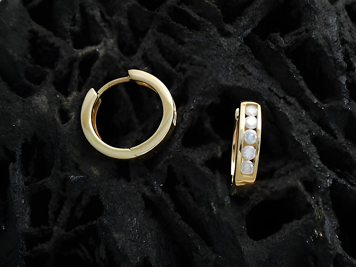 Creolen aus Gold 585 mit einem Durchmesser von 1,3 cm, elegant und graziös, verziert mit Diamanten, Hersteller Juwelier Harnisch, Höhe bis 15 mm.
