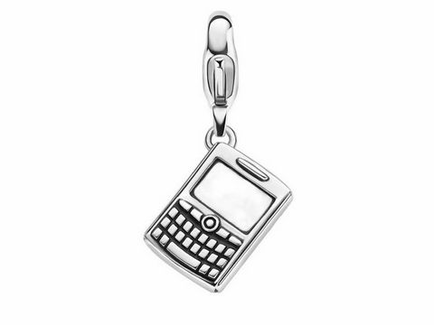 Silberner Charm in Form eines Handys von Ti Sento, Modell Keep in Touch 8385SI, detailreiche Gestaltung mit Tastatur und Bildschirm, ideal für Armbänder oder Halsketten.