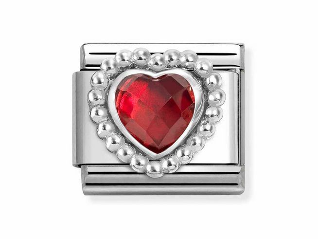 433060505-0 Silberne Kugelfassung mit einem roten, facettierten Herzstein, umgeben von Perlen. Der Artikel ist Teil der Kollektion von Nomination mit dem Namen Classic 330605 05.