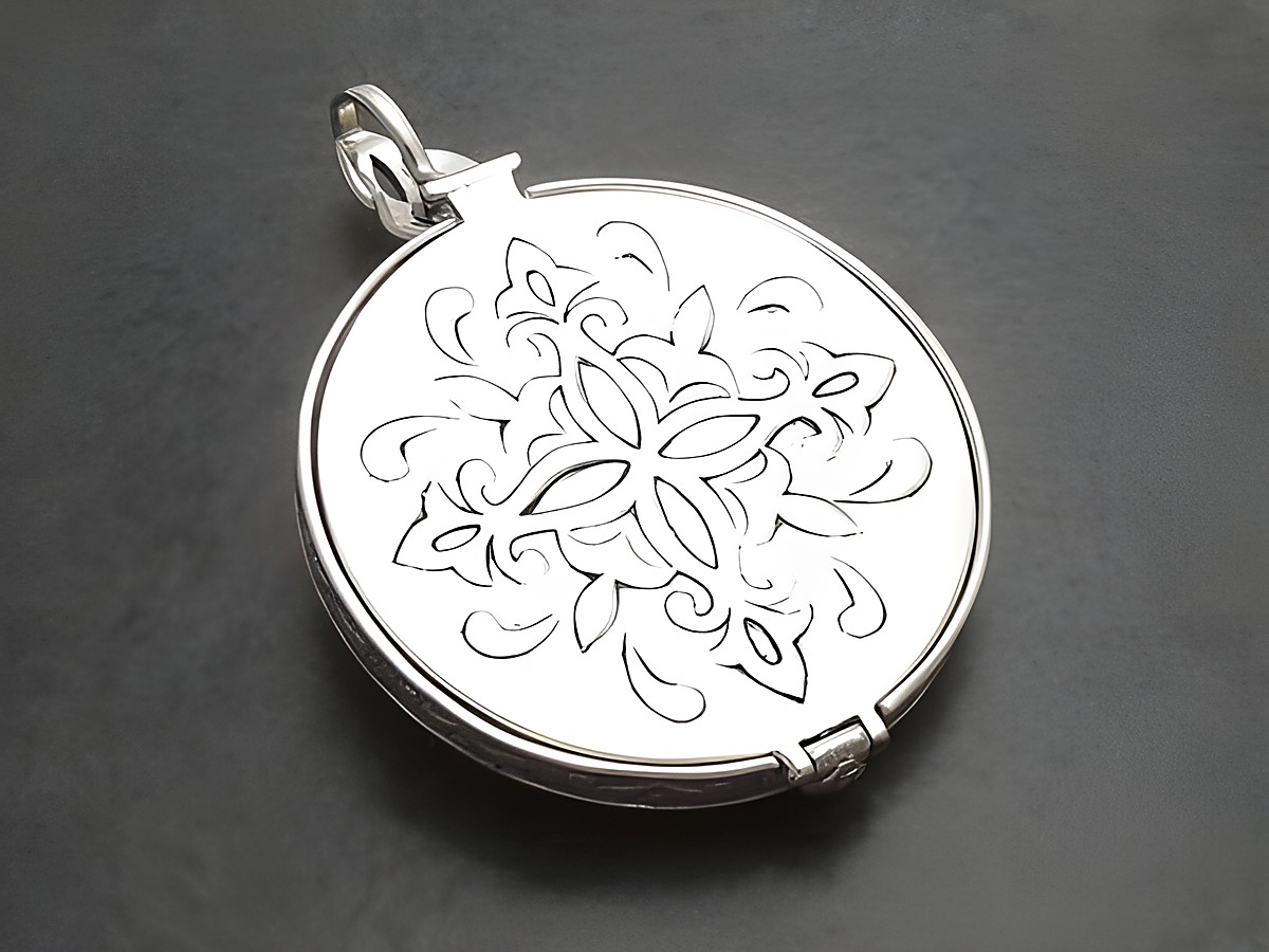 Medaillon nostalgisch mit filigranem Motiv, hergestellt aus Sterling Silber, aufklappbar mit Platz für ein Foto, ergänzt durch einen Amethyststein, Hersteller Juwelier Harnisch. – Ansicht 2