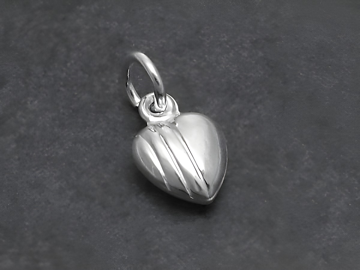 Herz Anhänger, echt Sterling Silber - klein - von Hersteller Juwelier Harnisch, plastisch geformt mit eleganten Linien und glänzender Oberfläche, ideal für persönlichen Schmuck oder Geschenke.