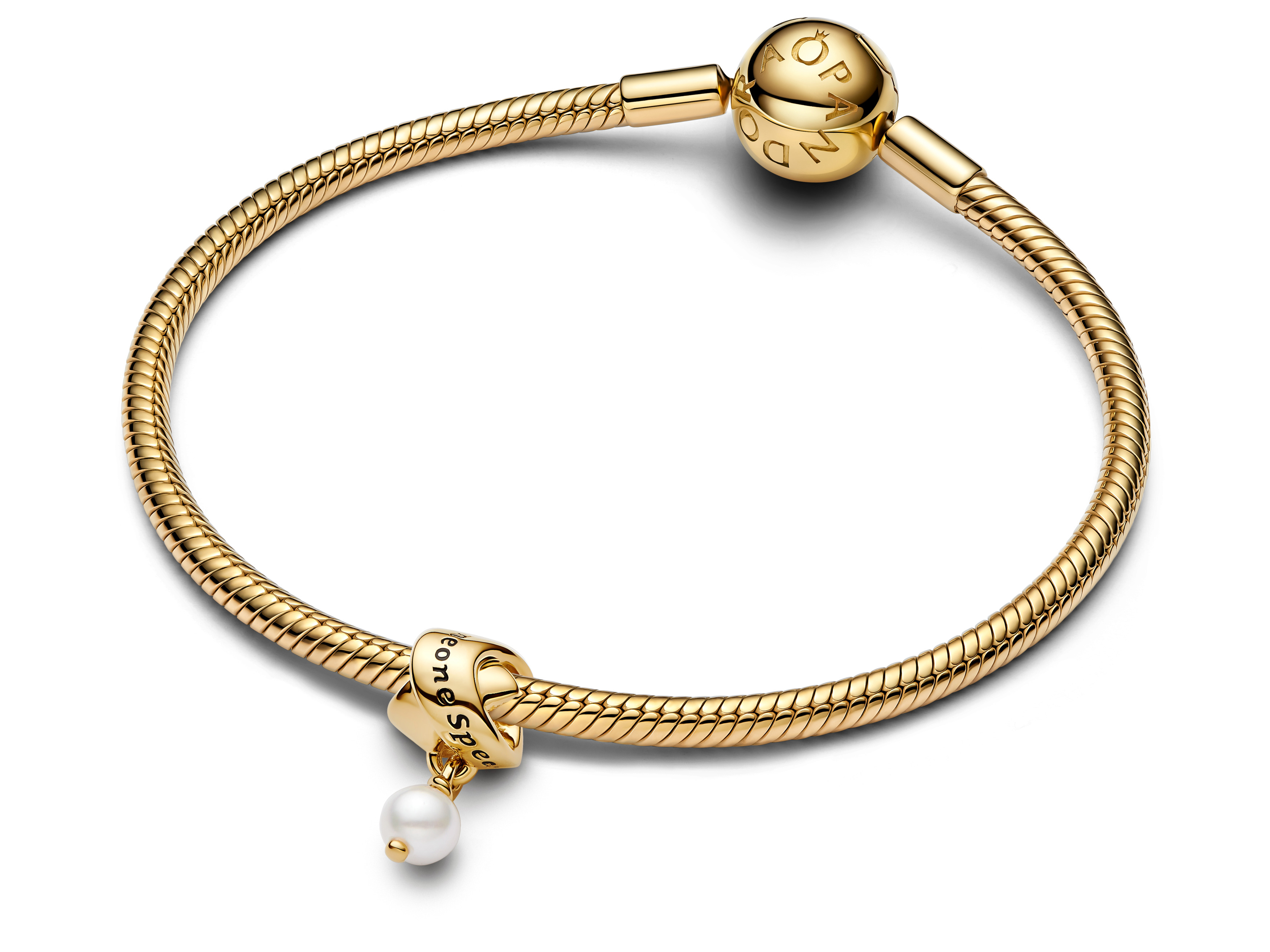 Ein elegantes Armband aus vergoldetem Edelstahl mit einem charmanten Anhänger aus Süßwasser-Zuchtperle und einem besonderen Pandora Motiv, ideal für stilvolle Akzente.