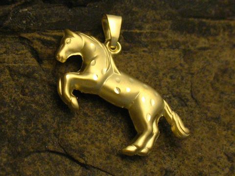 Pferd im Sprung Glanzsplitter Anhänger aus Gold 333, hergestellt von Juwelier Harnisch, edles Design für Tierliebhaber, ideal als Schmuckstück.