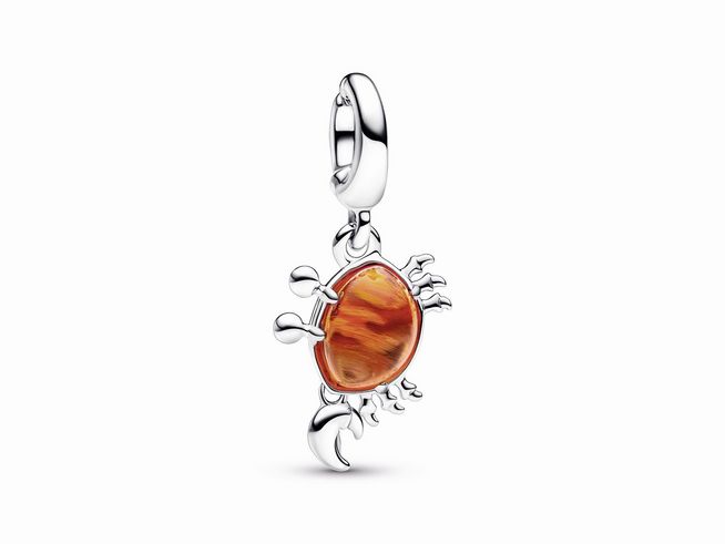 Charm von Pandora mit Sebastian der Krabbe aus Arielle die Meerjungfrau, gefertigt aus Sterlingsilber und mit einem teils farbigen, ovalen Stein, detailreich gestaltet. Ideal für Fans und Sammler.
