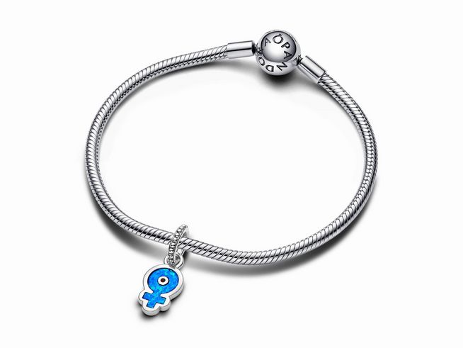 Elegantes Armband aus Silber mit einem schillernden Charm-Anhänger in Form eines weiblichen Symbols mit blauem synthetischem Opal, von Pandora für Me & moments.