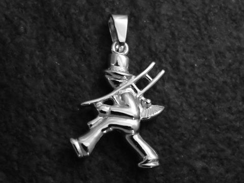 Schornsteinfeger Anhänger aus Sterling Silber von Juwelier Harnisch, dieser Glücksbringer zeigt eine detailreiche Figur eines Schornsteinfegers mit Besen und symbolisiert Glück.