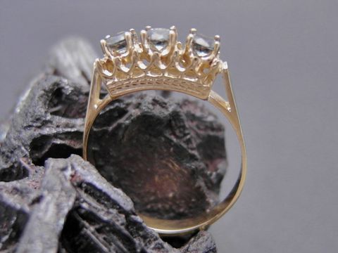 Goldring in königlicher Form, Größe 53,5, mit synthetischem Turmalin, aus Gold 333, Hersteller Juwelier Harnisch, bis Größe 54/17,5, auf schwarzem Untergrund präsentiert.