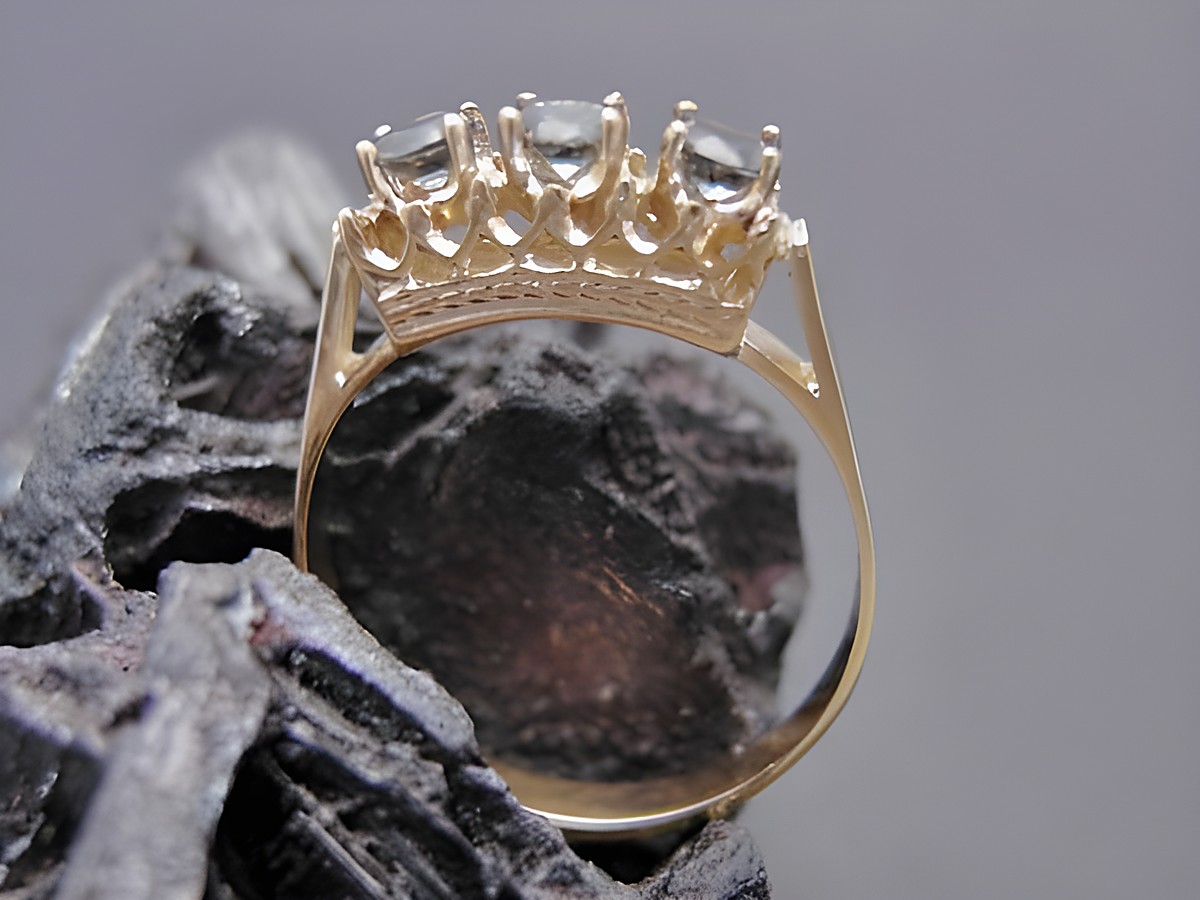 Goldring in königlicher Form, Größe 53,5, mit synthetischem Turmalin, aus Gold 333, Hersteller Juwelier Harnisch, bis Größe 54/17,5, auf schwarzem Untergrund präsentiert. – Ansicht 2