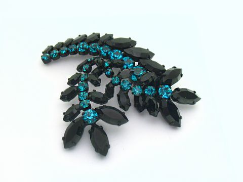 Strass Brosche in Türkis und Schwarz, blumenförmig gefasst, vom Hersteller Juwelier Harnisch, präsentiert sich elegant mit funkelnden Akzenten in längst gestellten schwarzen Steinen.