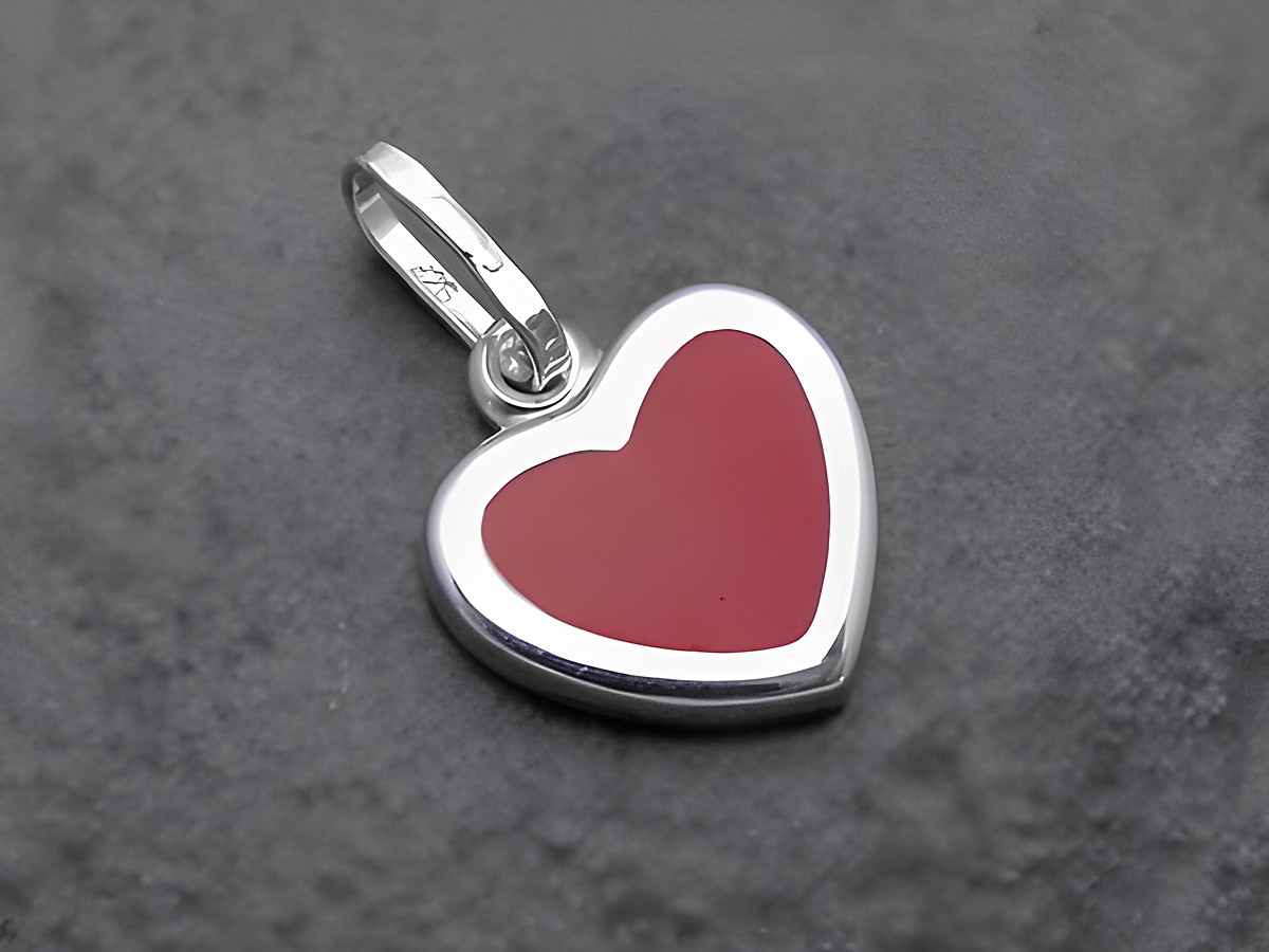 Anhänger Herz aus Sterling Silber mit rotem Lack, flach und entzückend, hergestellt von Juwelier Harnisch.