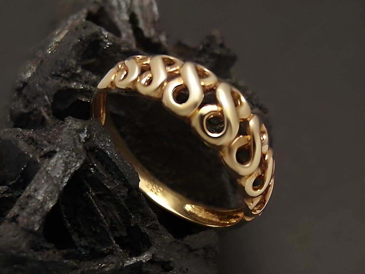 Goldring mit magischen Verzierungen aus Gold 333 in Größe 58, Hersteller Juwelier Harnisch, bis Größe 58/18,5, auf dunklem Hintergrund präsentiert.