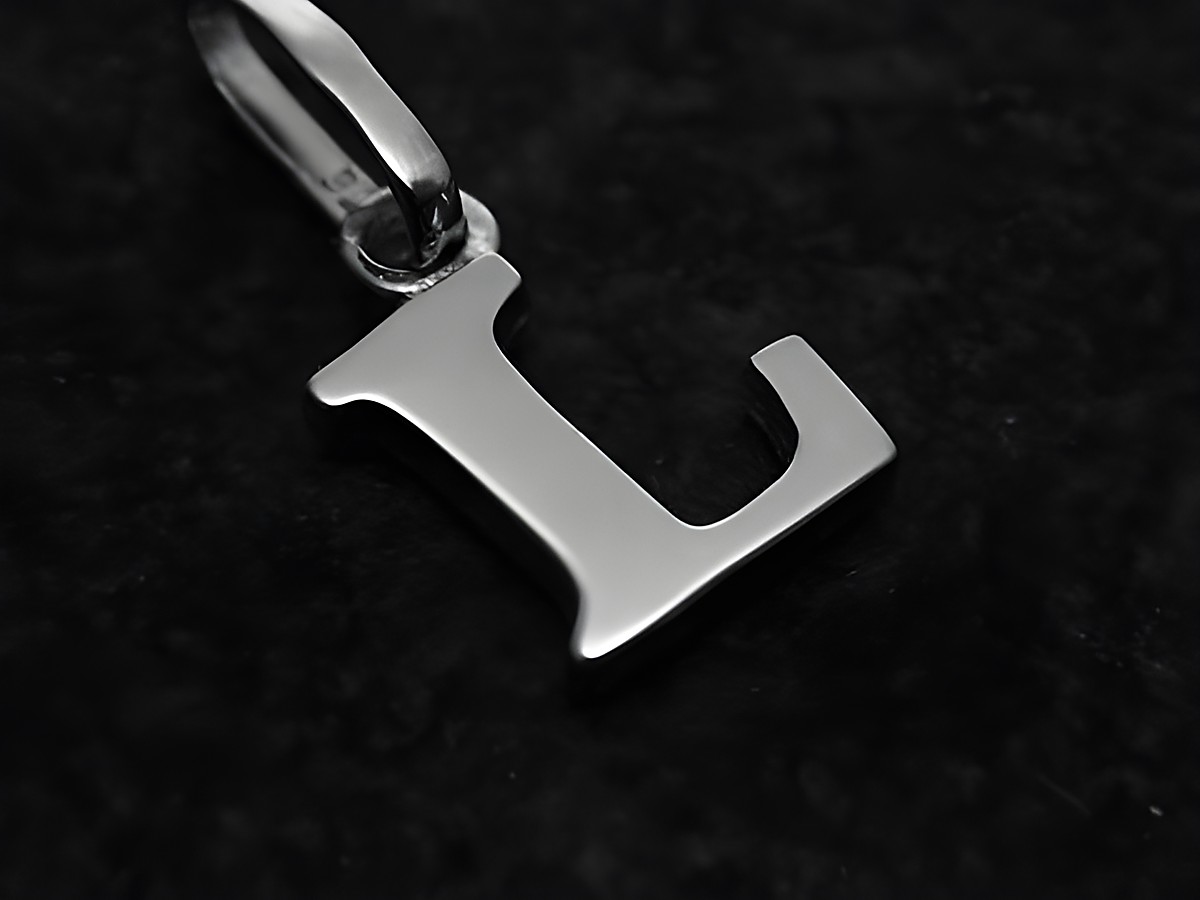 L-Buchstaben Anhänger aus 925 Sterling Silber, glänzende Oberfläche, hergestellt vom Juwelier Harnisch, ideal für persönliche Schmuckstücke oder Geschenke.