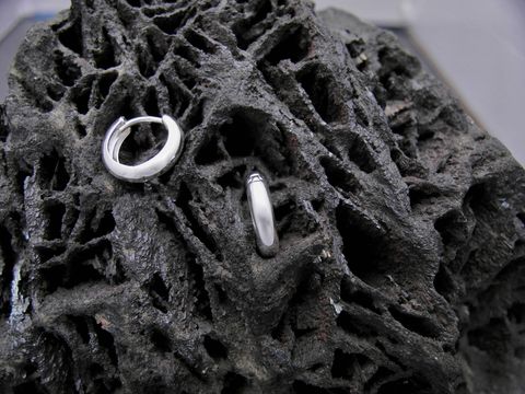Silber Ohrringe Creolen schlicht elegant 1,2 cm Hersteller Juwelier Harnisch bis 15 mm auf dunkelgrauem, strukturiertem Untergrund dargestellt.