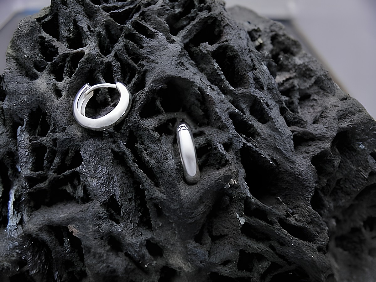 Silber Ohrringe Creolen schlicht elegant 1,2 cm Hersteller Juwelier Harnisch bis 15 mm auf dunkelgrauem, strukturiertem Untergrund dargestellt.