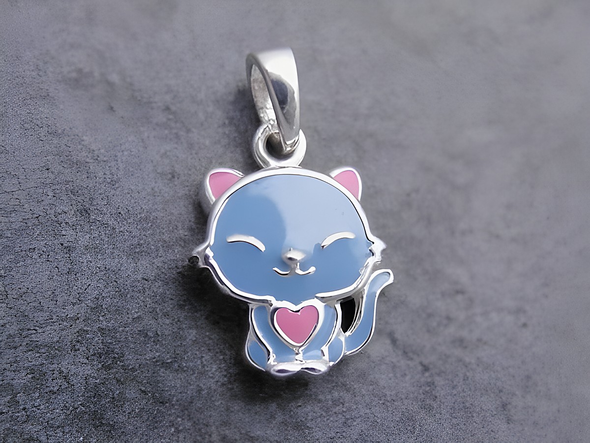 Silber Anhänger in Form eines niedlichen Kätzchens mit pink-himmelblauem Lack, Hersteller: Juwelier Harnisch, perfekt für Tierliebhaber und als liebevolles Geschenk.