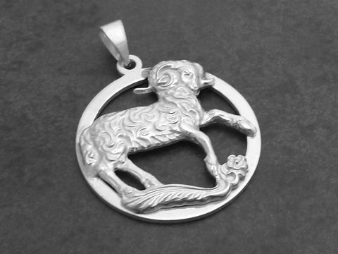Silber Anhänger Sternzeichen Wassermann plastisch, Hersteller Juwelier Harnisch, zeigt einen detailreichen Wassermann in einem runden Anhängerdesign.