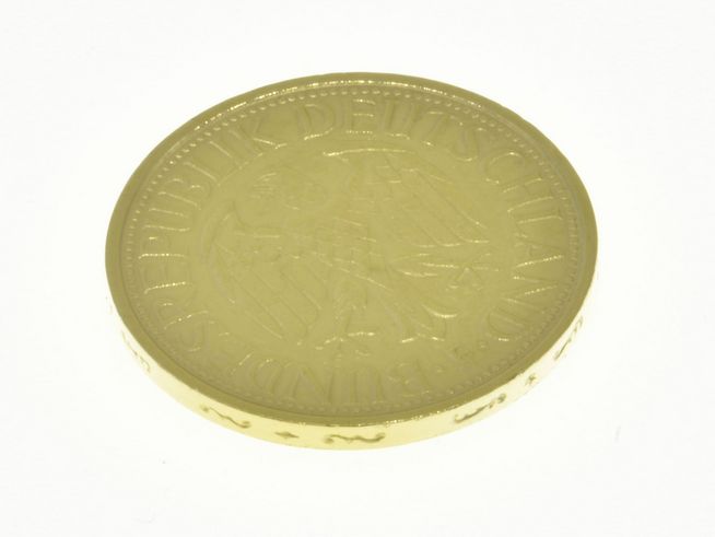 DM Münze in Gelbgold vergoldet, retro und nostalgisch, geprägt mit dem Bundesadler und der Aufschrift "Bundesrepublik Deutschland", Hersteller Juwelier Harnisch.