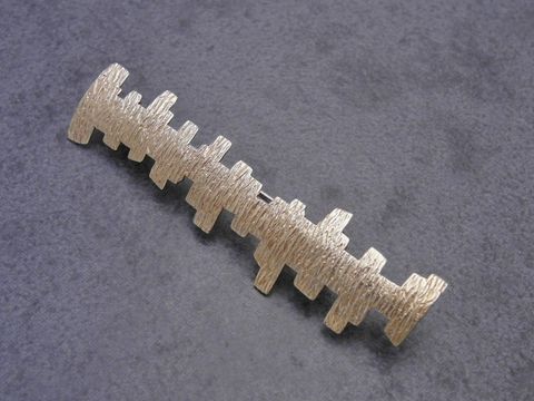 Moderne Gold Brosche aus Gold 585, Anstecknadel, hergestellt von Juwelier Harnisch, mit ansprechendem Design und feiner Oberflächenstruktur, ideal als Schmuckstück für besondere Anlässe.