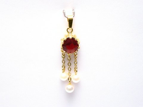 Granat und Zuchtperlen Gold 333 Anhänger mit einem roten Stein und drei hängenden Perlen, hergestellt von Juwelier Harnisch, eleganter Kettenanhänger.