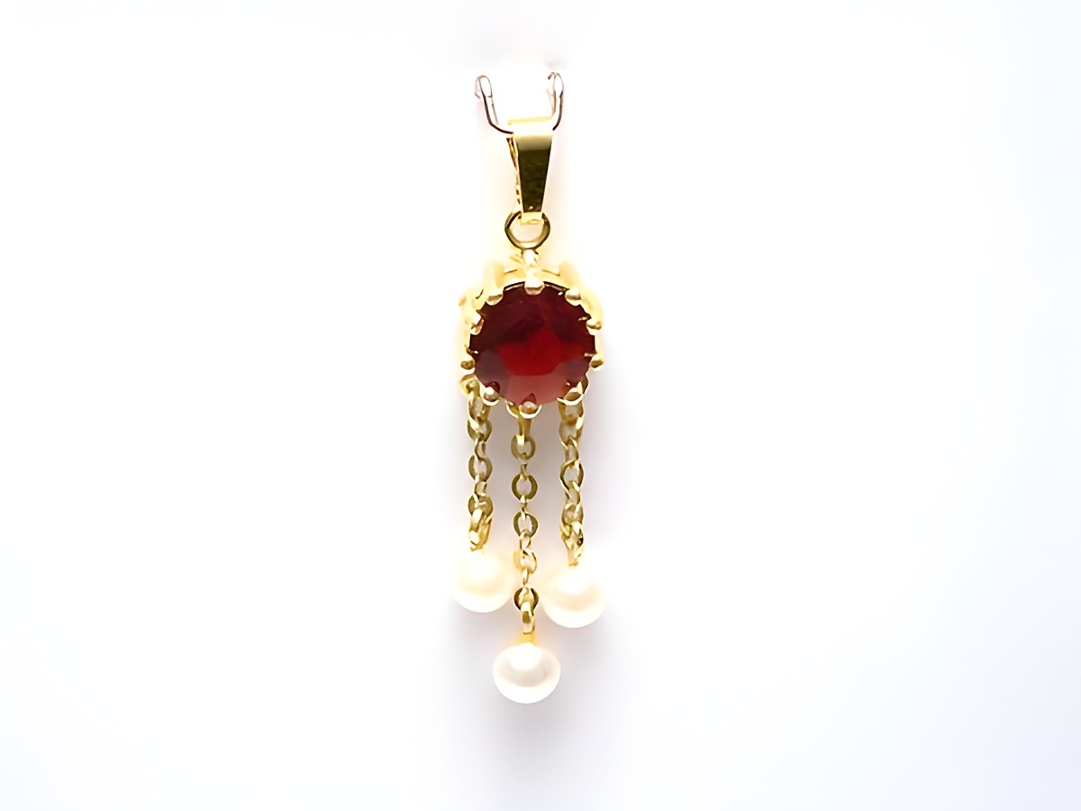 Granat und Zuchtperlen Gold 333 Anhänger mit einem roten Stein und drei hängenden Perlen, hergestellt von Juwelier Harnisch, eleganter Kettenanhänger.