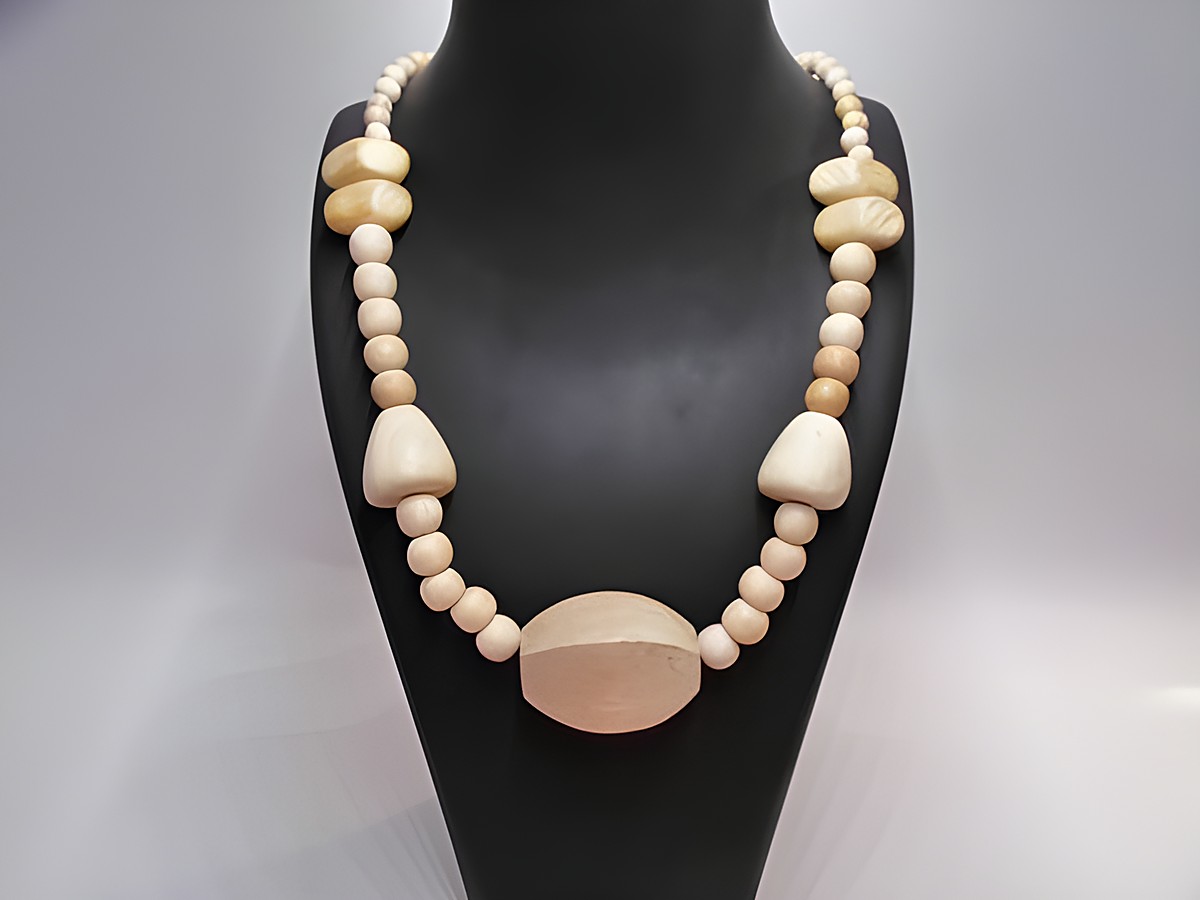 Holzkette aus naturbraunen Holzperlen mit verschiedenen Formen, 39 mm große zentrale Perle, Länge 60 cm, aus der Kollektion von Juwelier Harnisch.