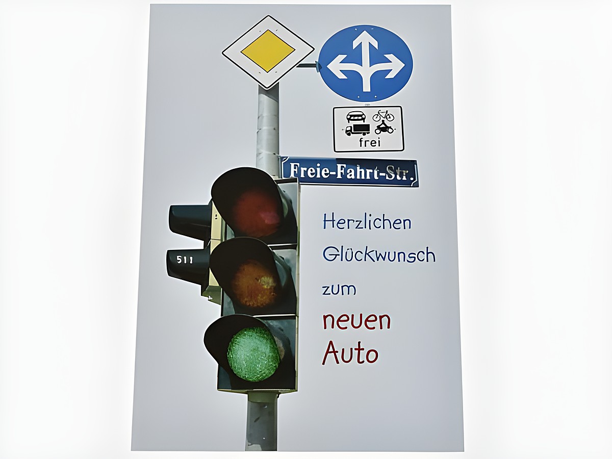 Eine Grußkarte mit einer grünen Ampel und Verkehrsschildern, versehen mit dem Text Herzlichen Glückwunsch zum neuen Auto, Hersteller Juwelier Harnisch.